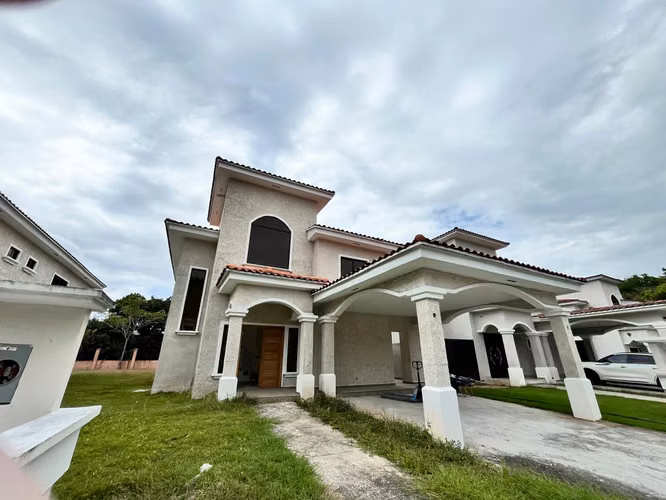 CASA EN VENTA EN CLAYTON VILLAGE | 3 RECÁMARAS + ESTUDIO