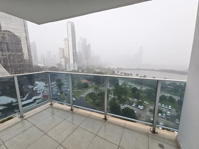 Venta Apartamento con Vista al Mar en PH White - Avenida Balboa. Haga una oferta