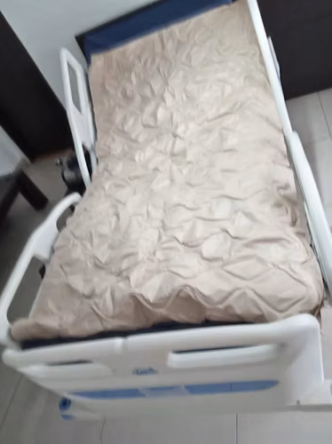 Cama hospitalaria y colchón casi nuevo menos de 2 meses continuos de uso - Imagen 5