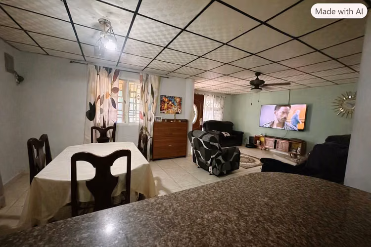 ¡CASA EN VENTA EN ALMIRANTE, BOCAS DEL TORO!
