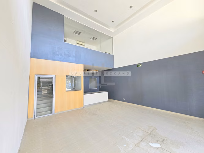 Local Sale Low Commercial Plant / Remodeling Office Plaza Mile 8. Make your offer