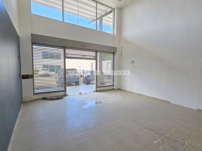 Venta Local Planta Baja Comercial/Oficina Remodelado Plaza Milla 8. Haga su oferta - Imagen 3