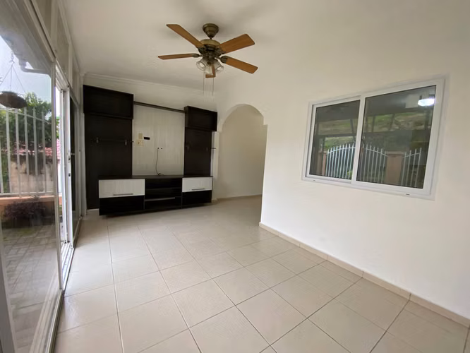 Vendo linda y amplia casa en el bosque - Imagen 12