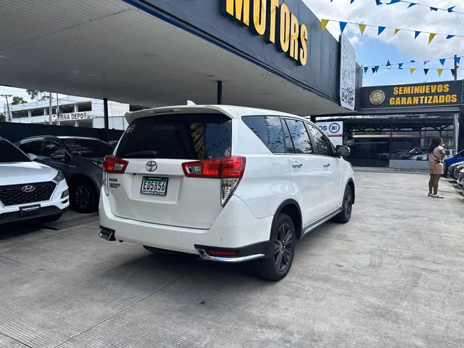Toyota Innova 2022 - Imagen 3