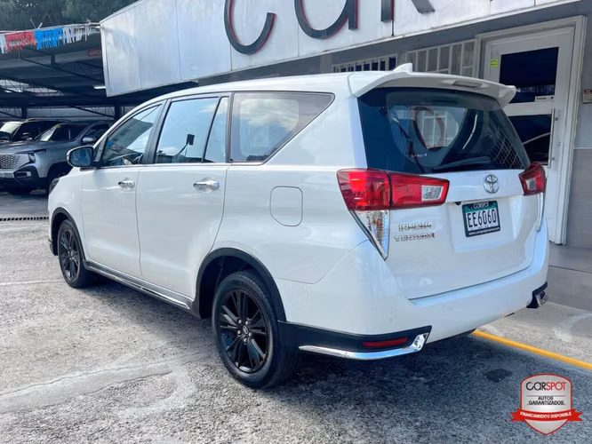 Toyota Innova Venturer 2022 Automática EE6060 - Imagen 6