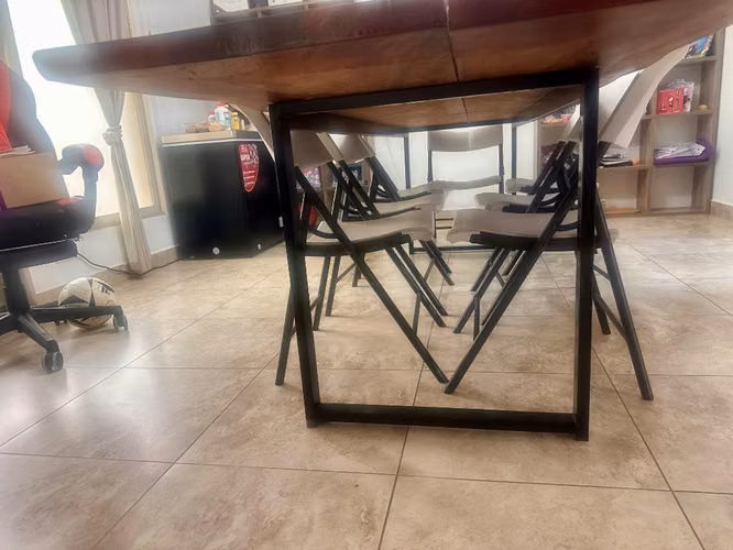 10-Ft Live-Edge Wood Table / Mesa Live Edge de Madera de 10 Pies