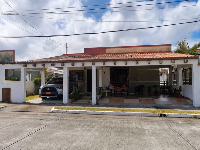 Casa en Venta con Amplio Patio Verde Trasero PH Quintas del Lago Panamá Norte - Imagen 1
