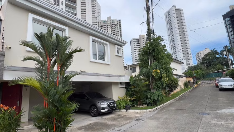 Altos del Golf. 240mts 3r 3.5b patio cbs $475,000.00neg - Imagen 3