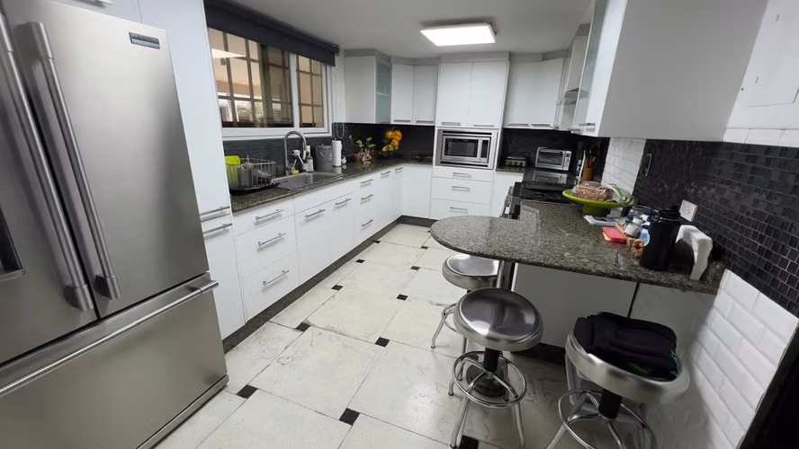 Altos del Golf. 240mts 3r 3.5b patio cbs $475,000.00neg - Imagen 2