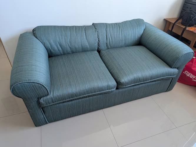 Sofa de dos puestos de madera