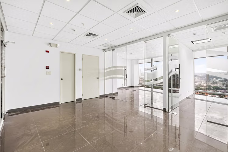 Oficina corporativa lista para ocupar en Torre Aseguradora Ancón – Costa del Este - Piso alto