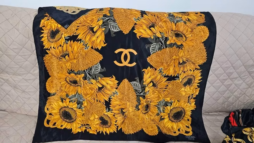8 Pañuelo de Paris. A raíz de la herencia de mi madre. Precio negociable