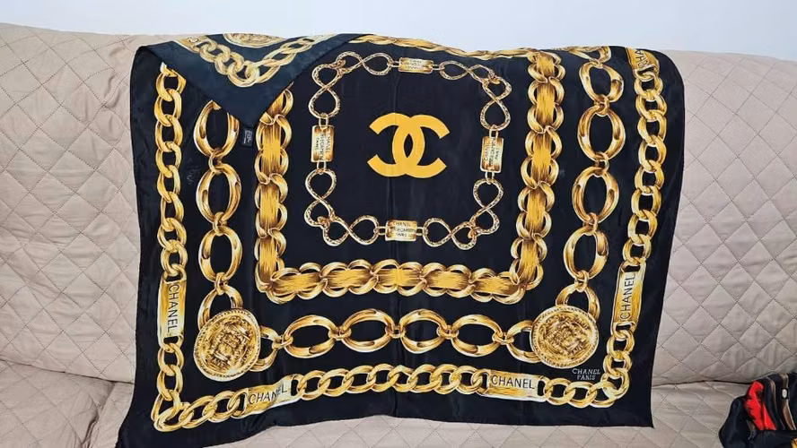 8 Pañuelo de Paris. A raíz de la herencia de mi madre. Precio negociable