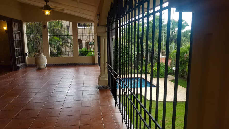 VENDO  Casa con Piscina en Los Guayacanes  en Hato Pintado 756m2 - Imagen 8