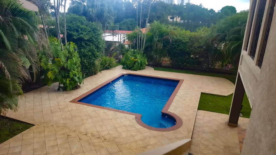 VENDO  Casa con Piscina en Los Guayacanes  en Hato Pintado 756m2