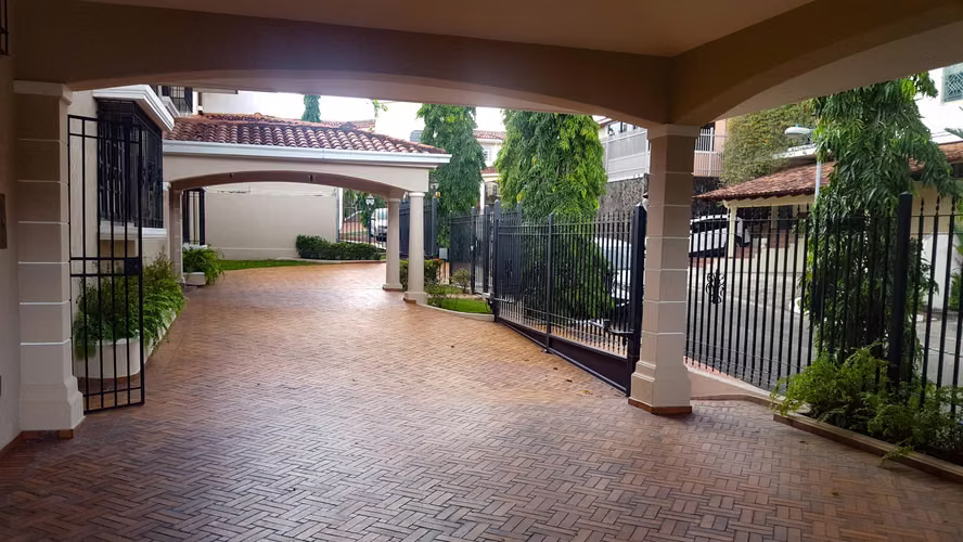 VENDO  Casa con Piscina en Los Guayacanes  en Hato Pintado 756m2 - Imagen 5