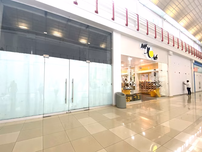 267213. Se alquila local comercial en PB de 129m, mantenimiento incluido