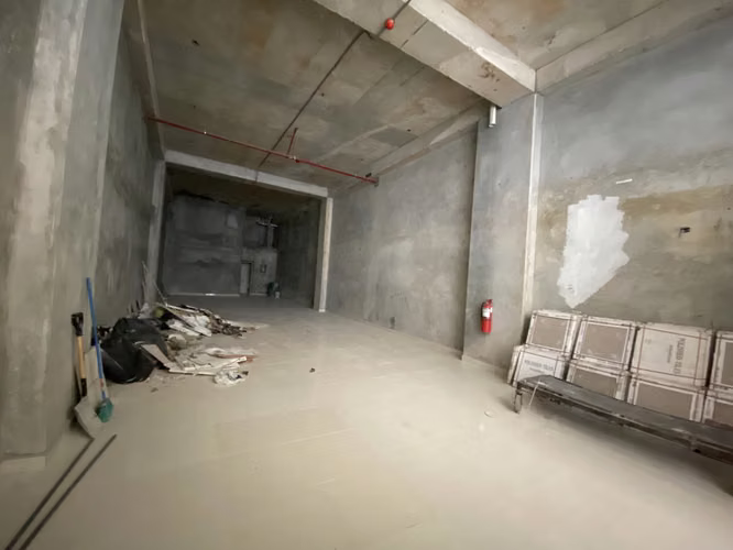 267213. Se alquila local comercial en PB de 129m, mantenimiento incluido