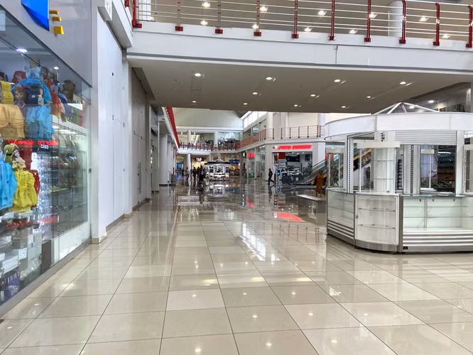 267213. Se alquila local comercial en PB de 129m, mantenimiento incluido