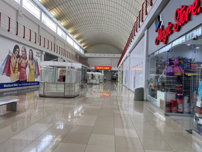 267213. Se alquila local comercial en PB de 129m, mantenimiento incluido