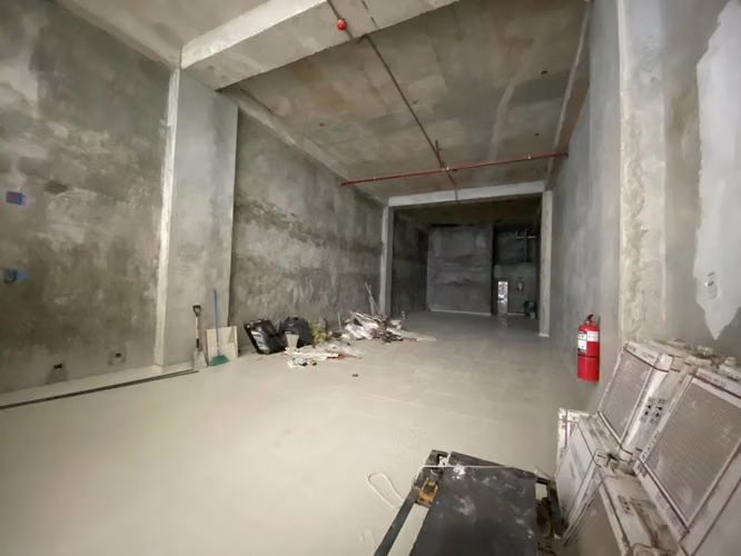 267213. Se alquila local comercial en PB de 129m, mantenimiento incluido