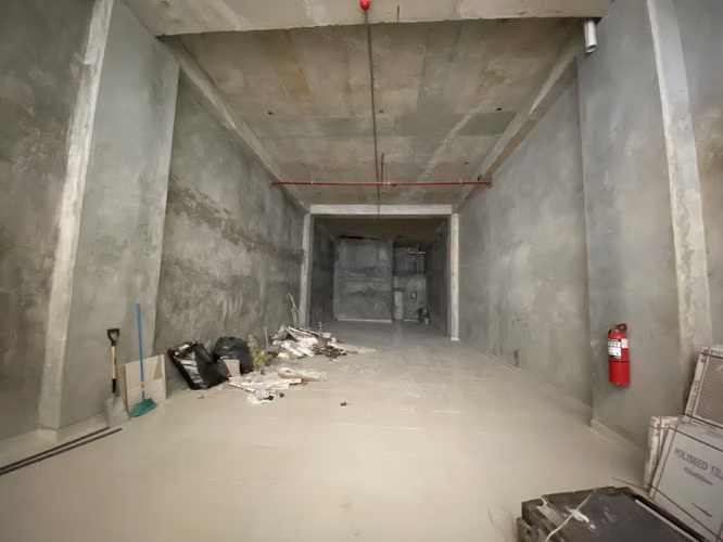 267213. Se alquila local comercial en PB de 129m, mantenimiento incluido