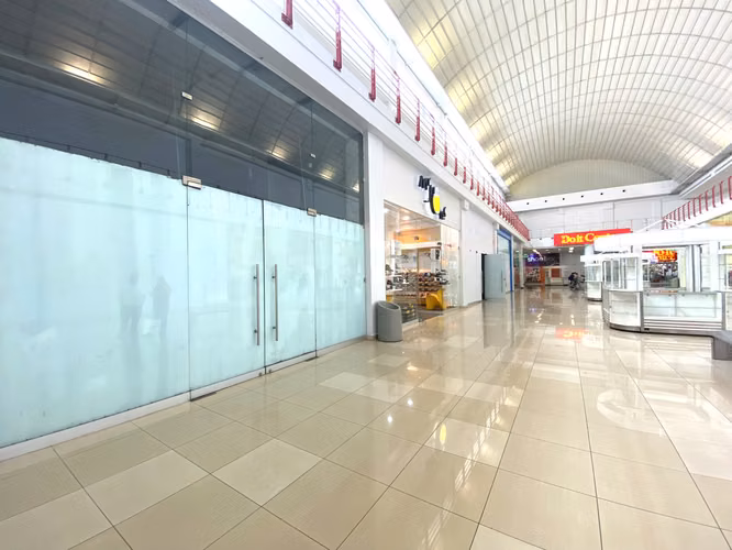 267213. Se alquila local comercial en PB de 129m, mantenimiento incluido