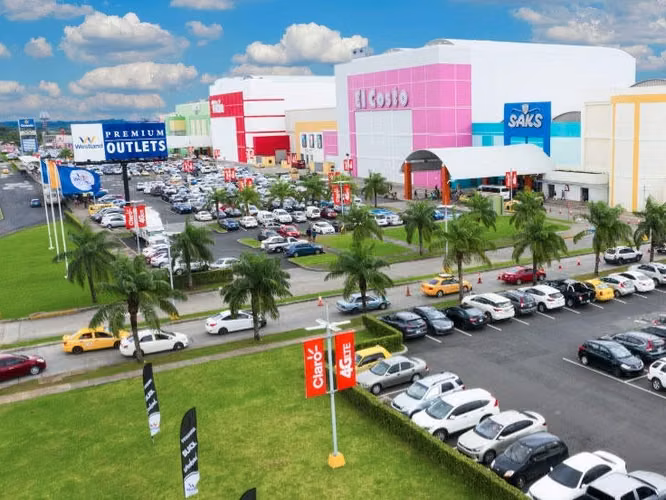 267213. Se alquila local comercial en PB de 129m, mantenimiento incluido