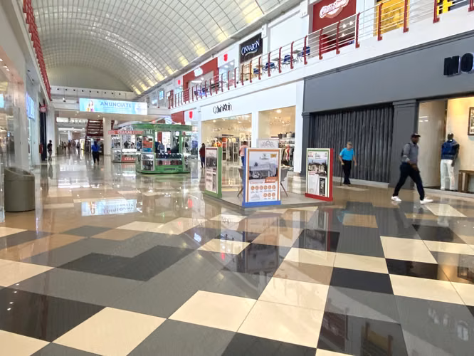 267213. Se alquila local comercial en PB de 129m, mantenimiento incluido