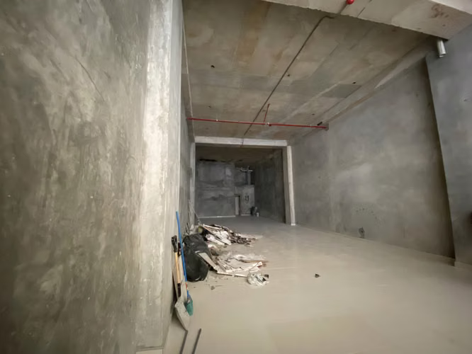 267213. Se alquila local comercial en PB de 129m, mantenimiento incluido