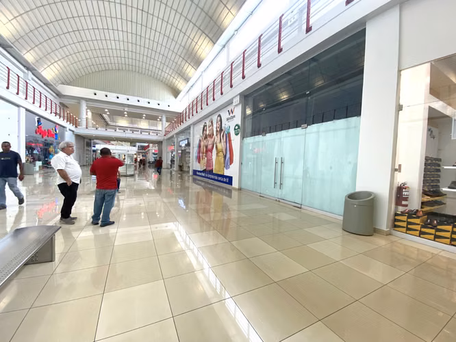 267213. Se alquila local comercial en PB de 129m, mantenimiento incluido