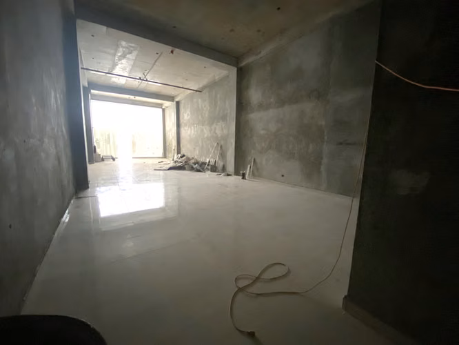 267213. Se alquila local comercial en PB de 129m, mantenimiento incluido