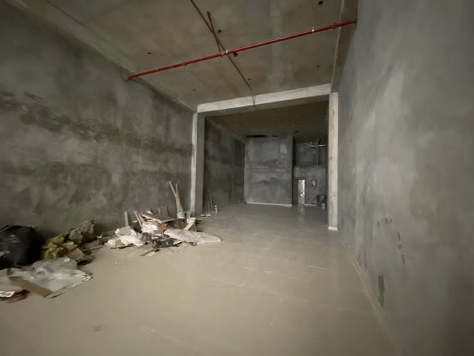 267213. Se alquila local comercial en PB de 129m, mantenimiento incluido