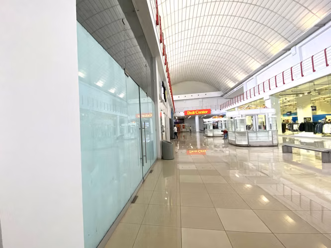 267213. Se alquila local comercial en PB de 129m, mantenimiento incluido