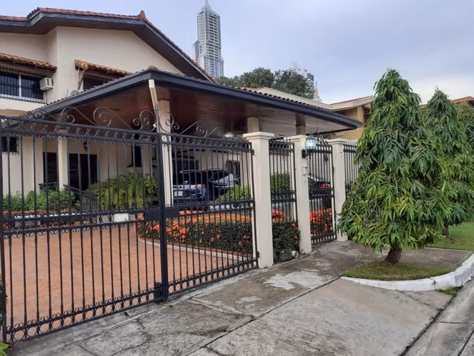 LA ALAMEDA, hermosa residencia tipo colonial remodelada 587mts2 con 2niveles.