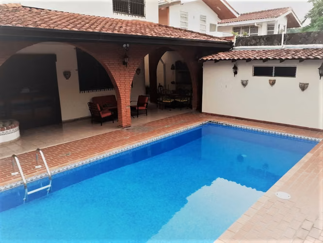LA ALAMEDA, hermosa residencia tipo colonial remodelada 587mts2 con 2niveles.