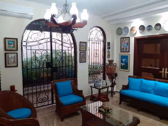 LA ALAMEDA, hermosa residencia tipo colonial remodelada 587mts2 con 2niveles.
