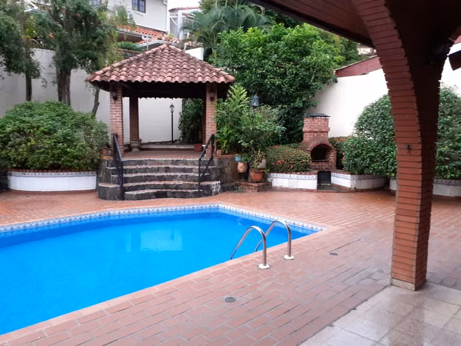 LA ALAMEDA, hermosa residencia tipo colonial remodelada 587mts2 con 2niveles.