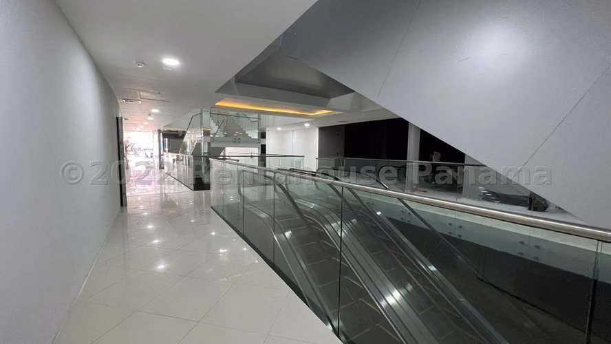 Venta de Local Comercial en Via España, Worldwide Plaza, (Solo Cliente Directo)