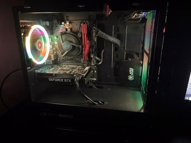 Pc gamer en buen estado, incluye monitor y escritorio. - Imagen 4