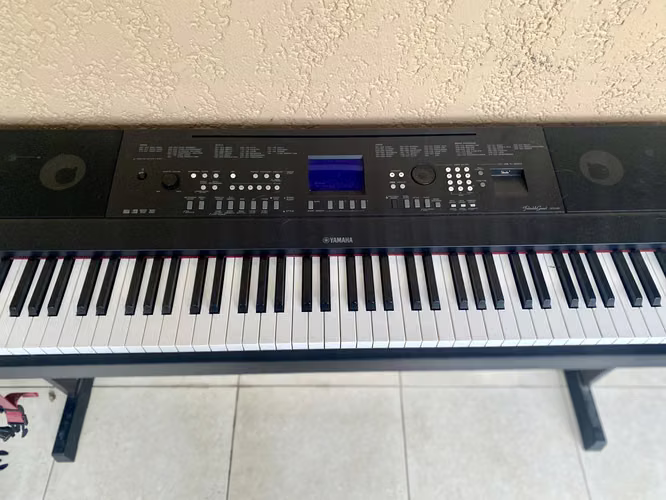 Vendo Yamaha Portable Grand DGX-650 con stand,  pedal y silla. - Imagen 2