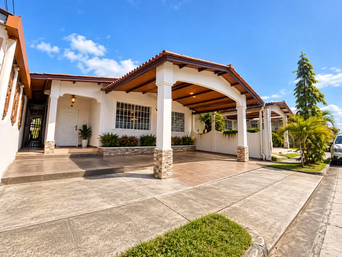 Venta de Casa en Brisas del Golf, Arraiján | 367.50 m² | Amplios Espacios
