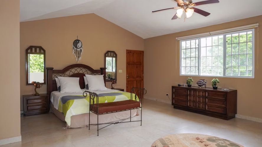 Casa Moderna y Luminosa de Tres Niveles en Venta en El Valle