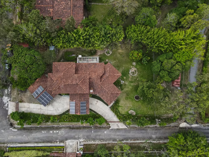Casa Moderna y Luminosa de Tres Niveles en Venta en El Valle