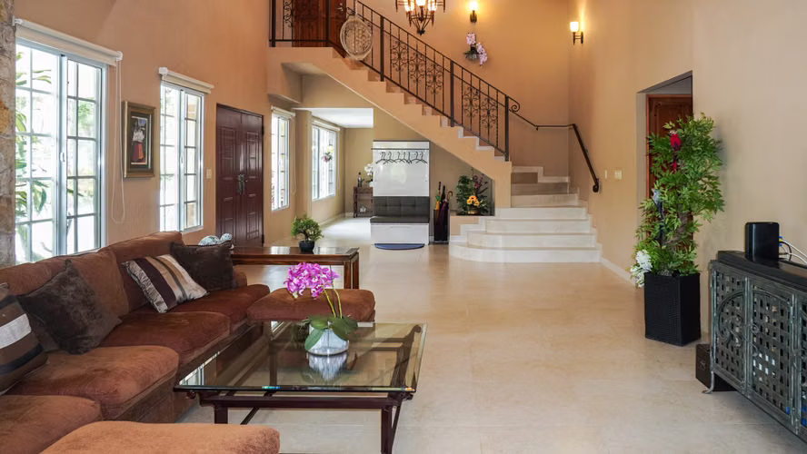 Casa Moderna y Luminosa de Tres Niveles en Venta en El Valle