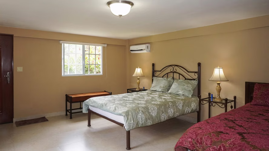 Casa Moderna y Luminosa de Tres Niveles en Venta en El Valle