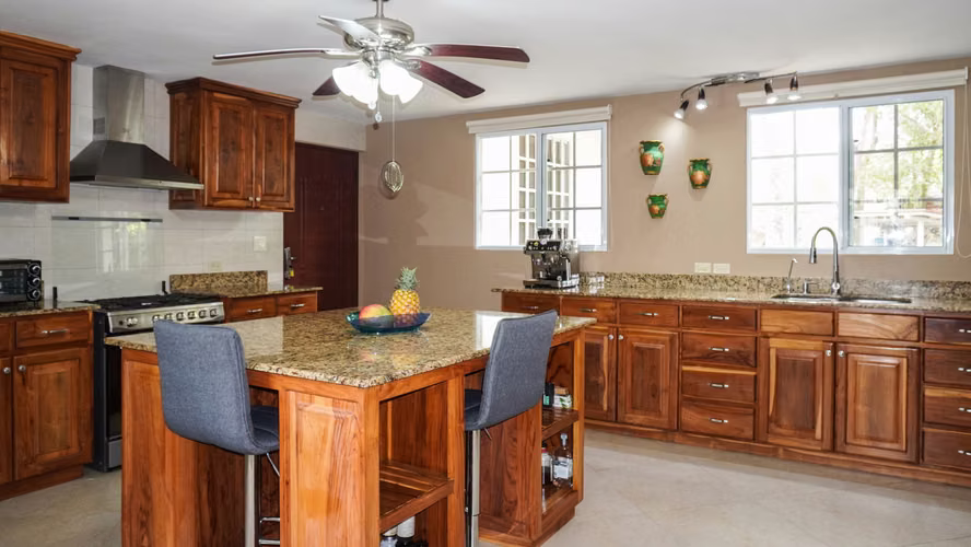Casa Moderna y Luminosa de Tres Niveles en Venta en El Valle