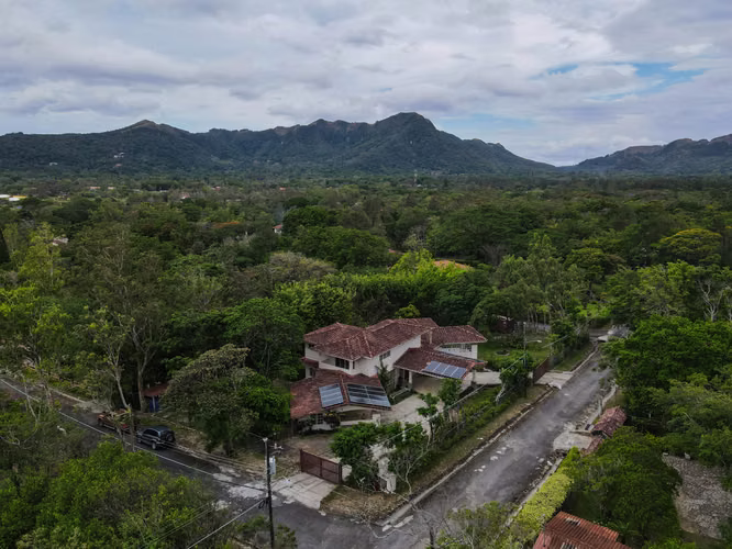 Casa Moderna y Luminosa de Tres Niveles en Venta en El Valle