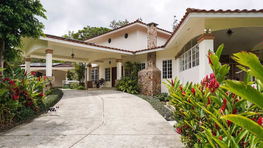 Casa Moderna y Luminosa de Tres Niveles en Venta en El Valle