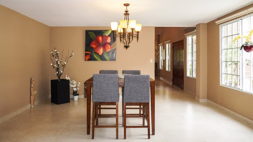 Casa Moderna y Luminosa de Tres Niveles en Venta en El Valle